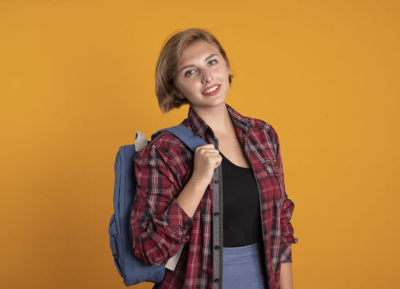 太空微笑着的年轻斯拉夫学生女孩背着背包看着镜头斯拉夫学生背包