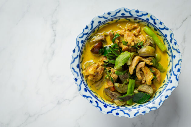 罗勒泰式料理鸡咖喱绿大理石背景亚洲椰子烹饪