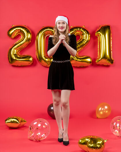 音乐正面图穿黑色连衣裙的年轻女士在红色的气球上许愿衣服前面喇叭