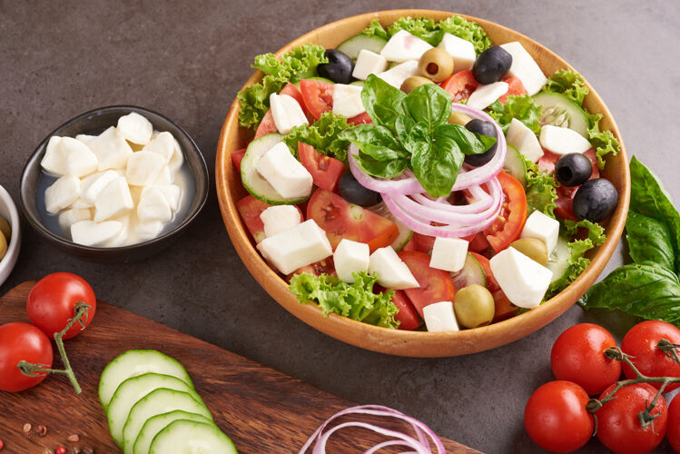 素食主义者经典的希腊沙拉 新鲜蔬菜 黄瓜 西红柿 甜椒 生菜 红洋葱 菲塔奶酪和橄榄油橄榄健康的食物 俯视图颜色顶部油