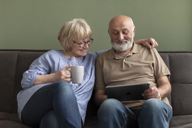 老人老两口看着平板电脑中枪老人退休祖父母