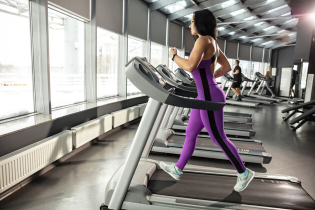 肌肉年轻肌肉发达的女子在健身房练习有氧运动身体肌肉形状
