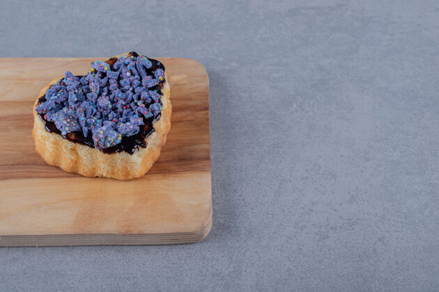 浆果新鲜出炉的蓝莓蛋糕片放在木板上水果桌子美食