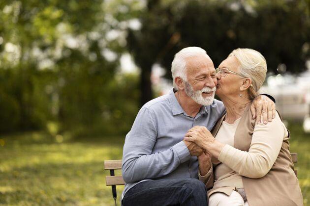 老年中景笑脸情侣在外面爱情故事老年关系