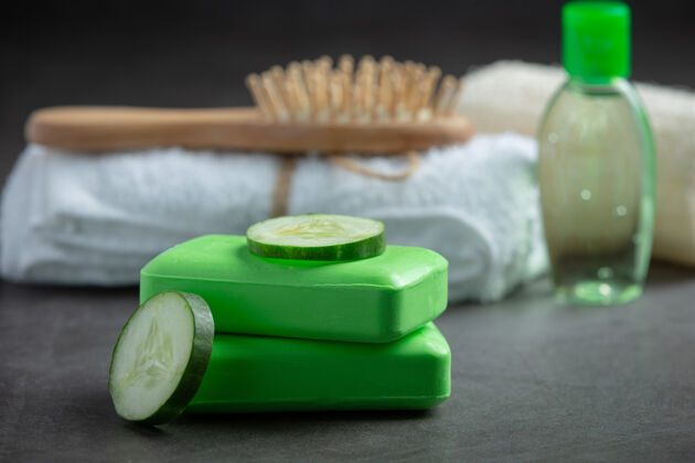 配料黄瓜片和肥皂在深色背景上芳香疗法模拟食物