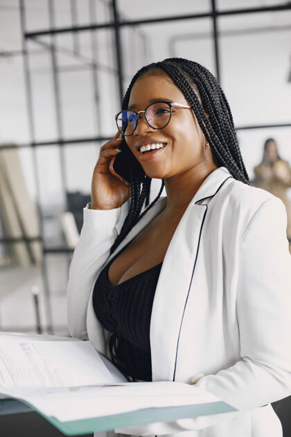 员工在办公室工作的年轻美籍非裔女商人 面带微笑商业理念女性移动成人
