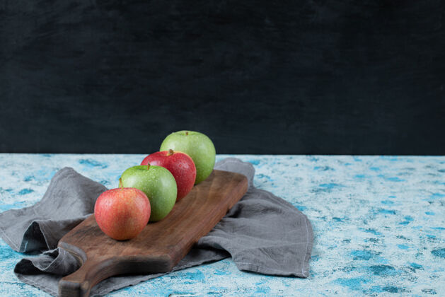 水果苹果放在狭窄的木板上美味异国情调板