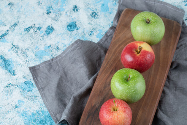 美味多汁的苹果排在木板上产品水果异国情调