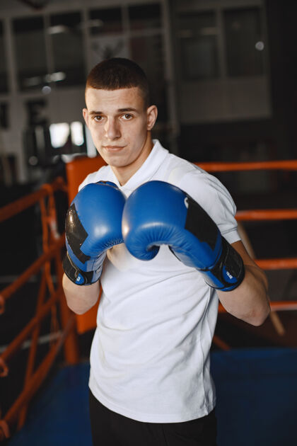 运动装戴手套的男人穿运动服的拳击手穿t恤的家伙搏击活跃人