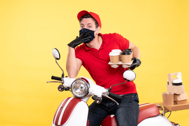 车辆正面图戴着黄色咖啡面罩骑自行车的男信使咖啡摩托车男信使