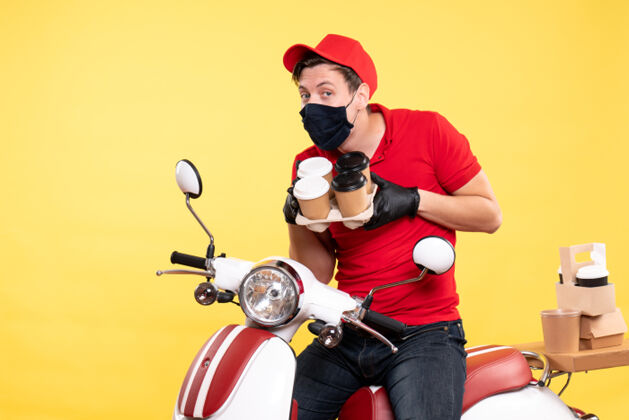 摩托车正面图：戴着面罩骑自行车的男性快递员 咖啡色系黄色工作头盔工作