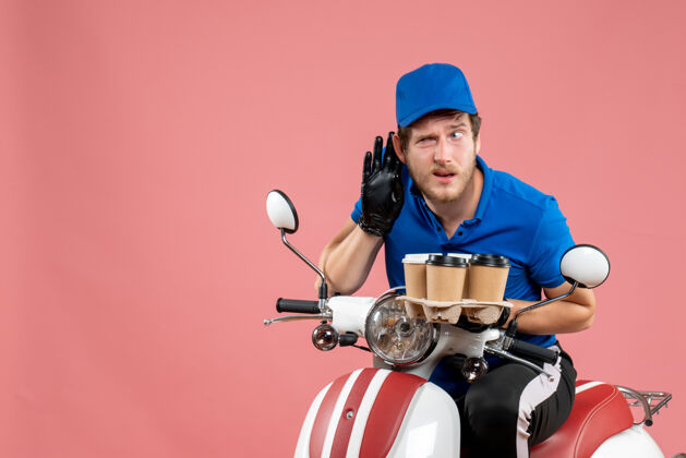坐着正面图男性信使坐在自行车上拿着咖啡杯在粉红色服务送货快餐