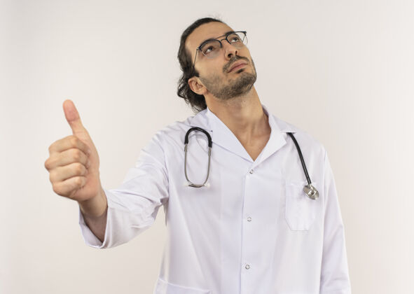 医生看着身边年轻的男医生戴着眼镜 穿着白袍 用听诊器竖起大拇指向上壁板听诊器