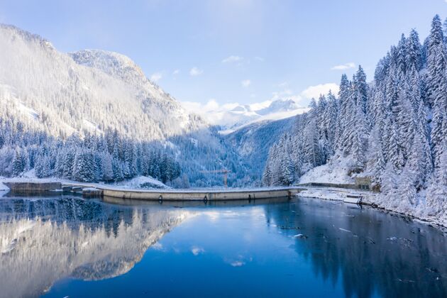 冷雪山和水晶湖在瑞士的田园诗般的冬季景观瑞全景风景
