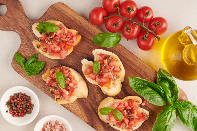 饮食美味可口的意大利番茄开胃菜 或布鲁什塔 在烤面包片上点缀罗勒 蔬菜 香草和烤面包乡村布鲁沙香草