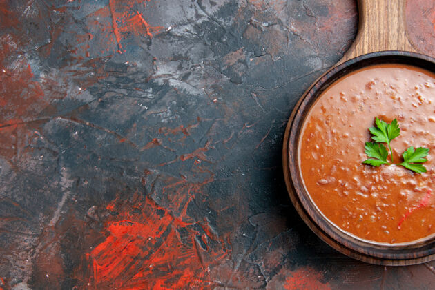 板混合色背景上的棕色砧板上的经典番茄汤俯视图旧混合古董