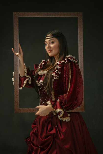 民间骄傲身着红色复古服装的中世纪年轻女子站在深色背景上的肖像女模特 公爵夫人 皇室成员比较时代 现代 时尚 美丽的概念皇室衣服老