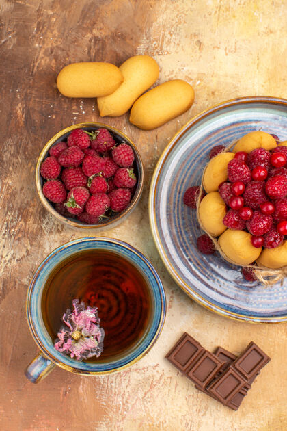 杯子一杯热花草茶的垂直视图混合色桌上的水果巧克力软蛋糕农产品新鲜食品