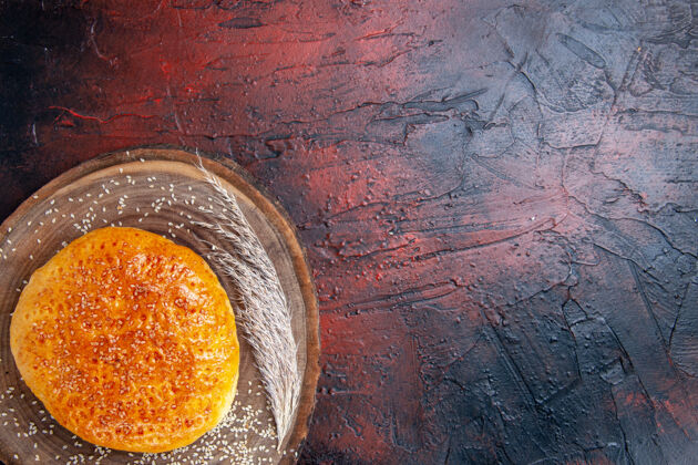 柑橘顶视图甜烤面包面包像新鲜面包在黑暗的表面多汁柑橘食物