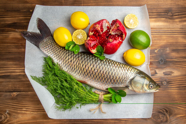 健康在棕色的桌子上俯瞰新鲜的柠檬和绿色的鱼海洋海鲜蔬菜