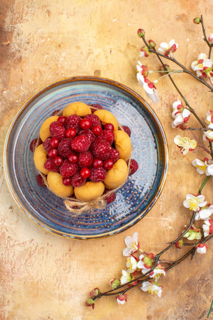 草莓混合色桌上新鲜出炉的带水果和鲜花的软蛋糕的垂直视图美味花卉饮食