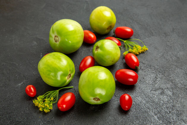 新鲜底图绿色西红柿 樱桃西红柿和莳萝花在黑暗的背景食品花卉苹果