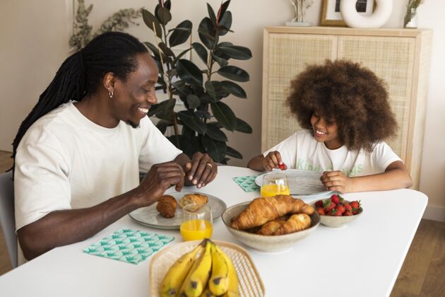 父亲小女孩和她爸爸一起吃早餐食物男人水平