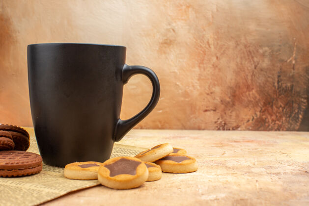 浓缩咖啡不同的饼干和茶在一个混合色背景上的黑色杯子顶视图杯子马克杯混合