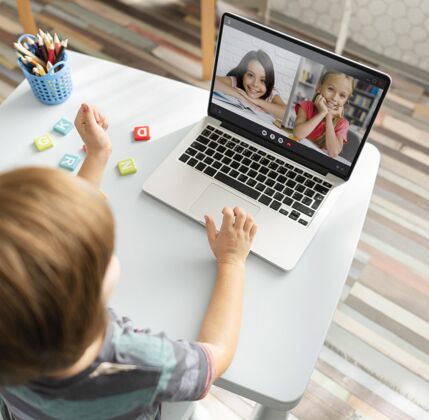 高角度小女孩和她的朋友在笔记本电脑上视频通话孩子广场视频聊天