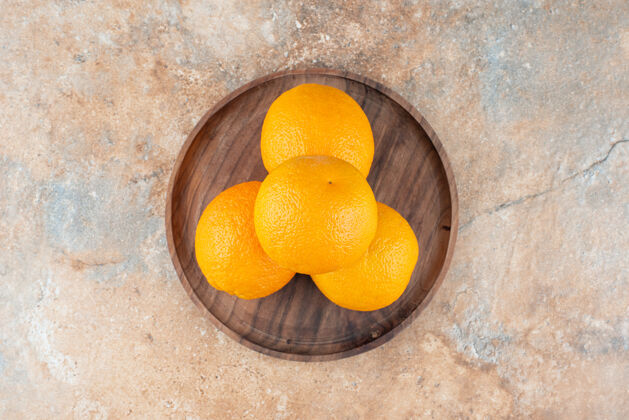 木板把新鲜的酸橙子放在木盘上食物饱满营养