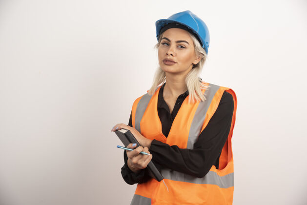 女性女建筑工人拿着笔记本站着高质量的照片钢笔女人职业