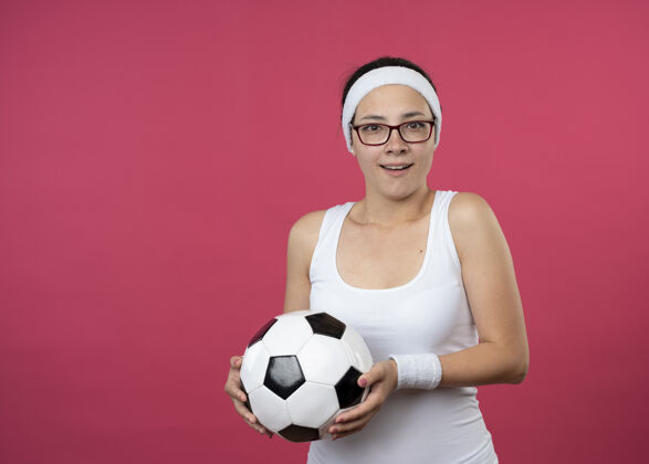 运动一个戴着眼镜戴着头带的年轻运动女孩年轻眼镜腕带