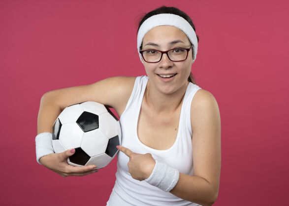 印象给戴眼镜戴头带的年轻运动女孩留下深刻印象腕带球眼镜