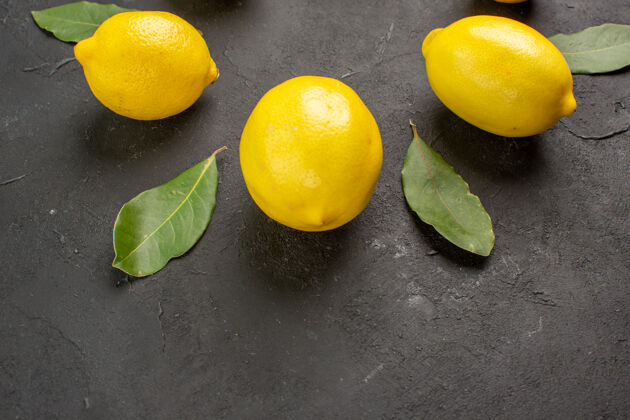 柑橘前视图新鲜的酸柠檬衬在一个黑暗的背景农产品饮食酸橙