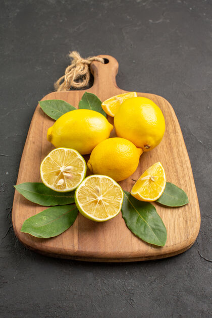 新鲜前视图新鲜柠檬酸水果在黑暗的背景背景农产品多汁