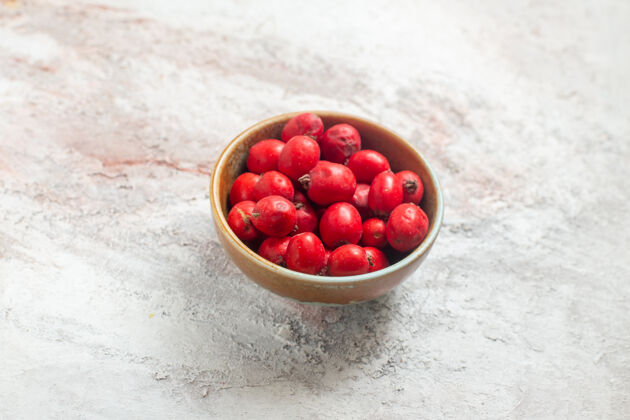 水果前视图红色浆果内板上的白色背景里面灌木饮食