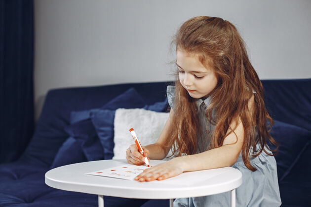 人坐在沙发上的女孩蓝色沙发孩子画画学生教育房间