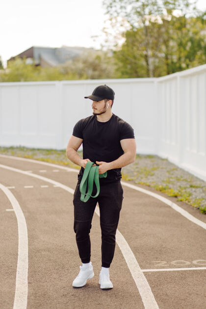 运动员男运动员在健身房外做健身训练健康运动体育场