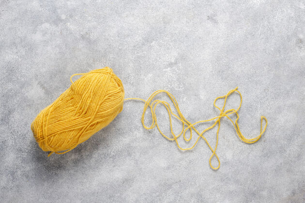 纱线用针线编织成不同颜色的纱线球自然各种材料