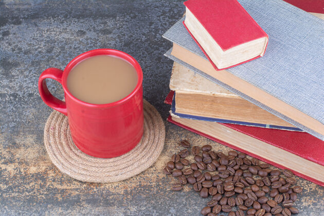 豆子一杯咖啡 上面放着书和咖啡豆美味马克杯可口