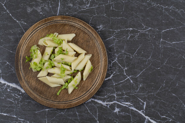 意大利在木板上用蔬菜酱做意大利面晚餐美食盘子
