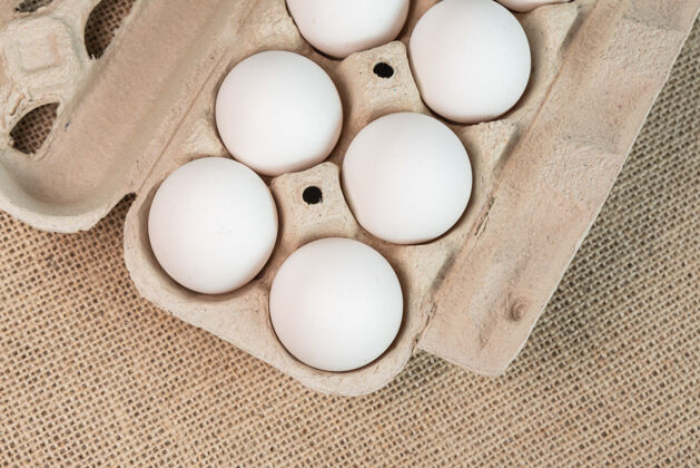 健康棕色表面上有鸡蛋新鲜的生的鸡蛋盒
