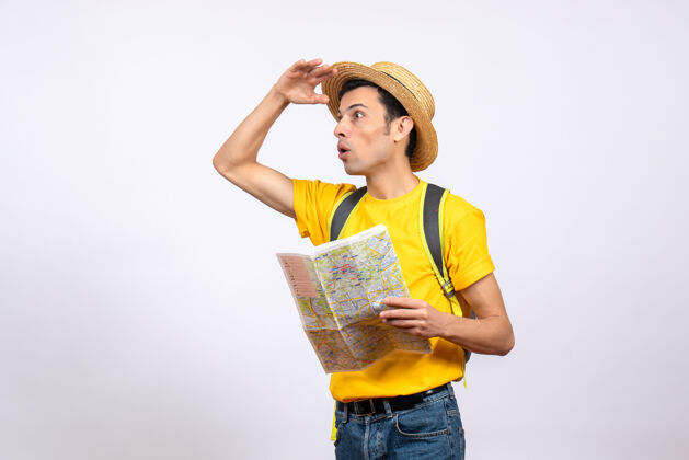 帽子前视图纳闷的年轻人戴着草帽和黄色t恤拿着地图在看什么站黄色T恤
