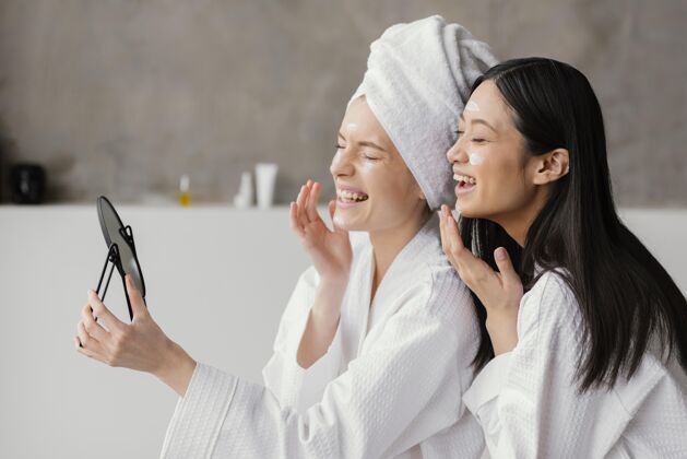 女性最好的朋友在家做美容护理治疗自我护理