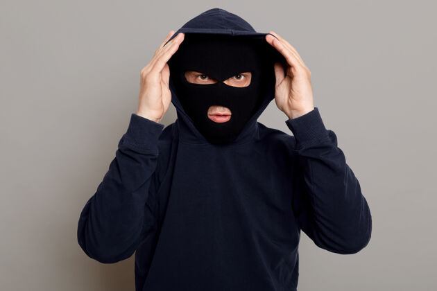 男性一个戴着强盗面具 戴着头巾的年轻罪犯坏食肉动物罪犯