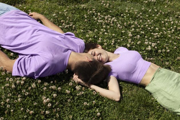 在一起可爱的男女朋友躺在草地上感情爱浪漫