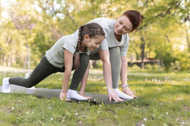 健康女人和孩子一起训练全速成人锻炼孩子