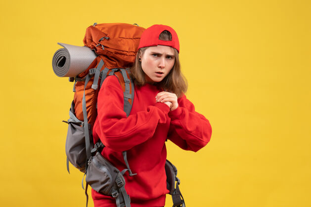 背包正面图年轻女旅行者背着背包准备战斗成人前面准备