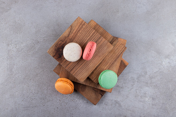 美味五颜六色的甜麦卡龙甜点放在木板上糖果甜点糖