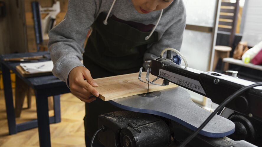 艺术家用木头切割双手女人生活方式创作